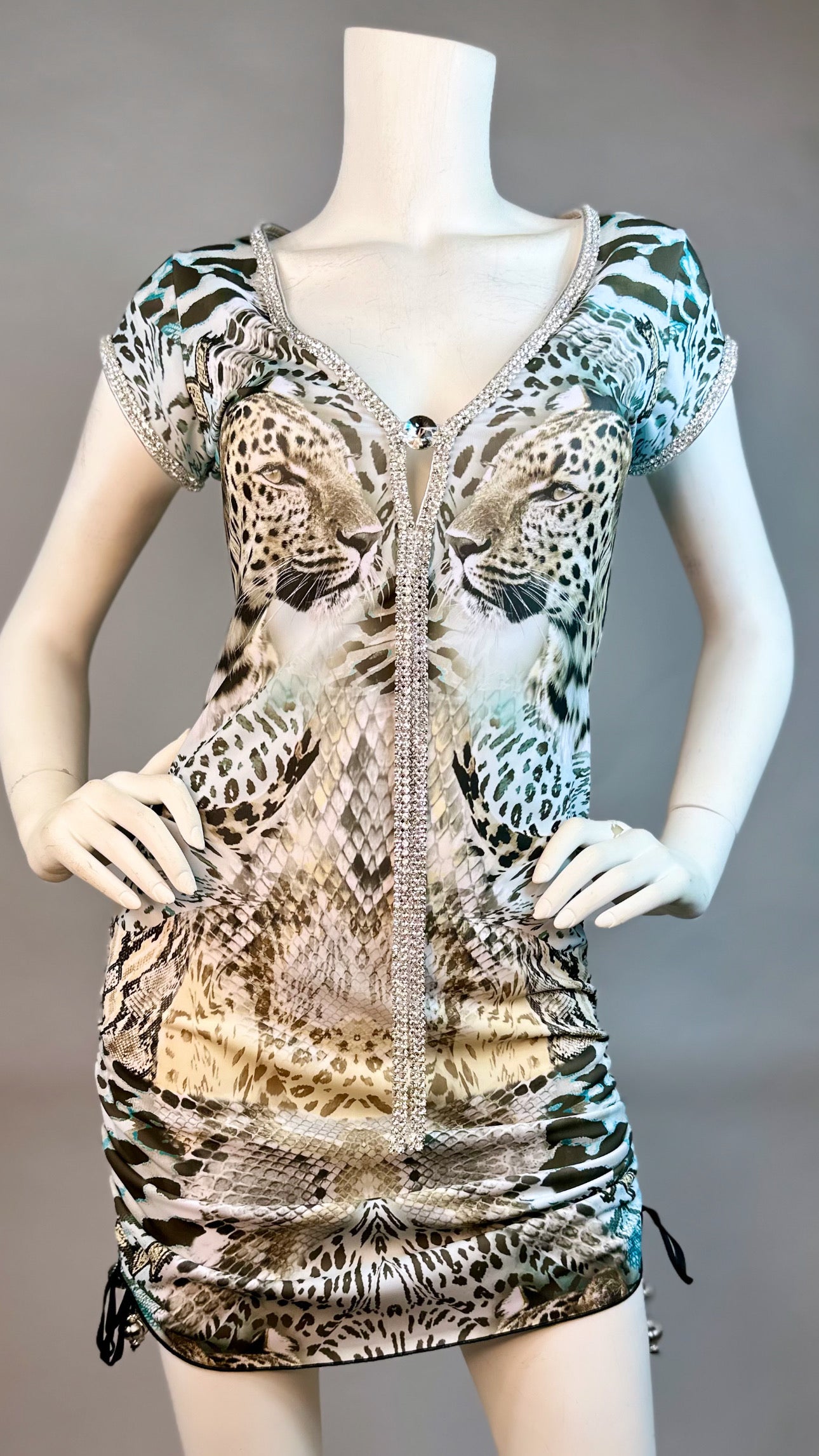 Club short dress with medallion and adjustable sides