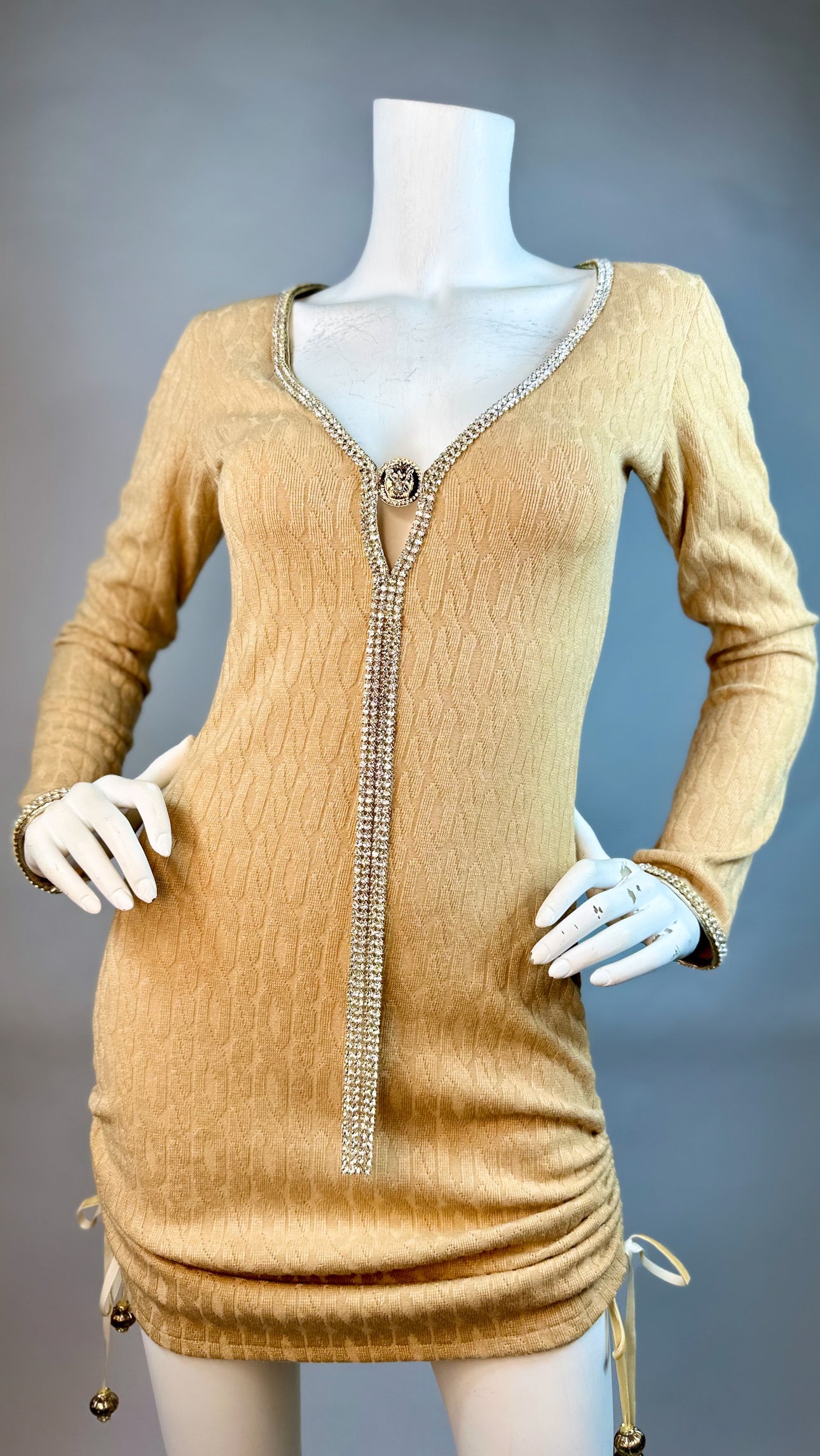 Club short dress with medallion and adjustable sides