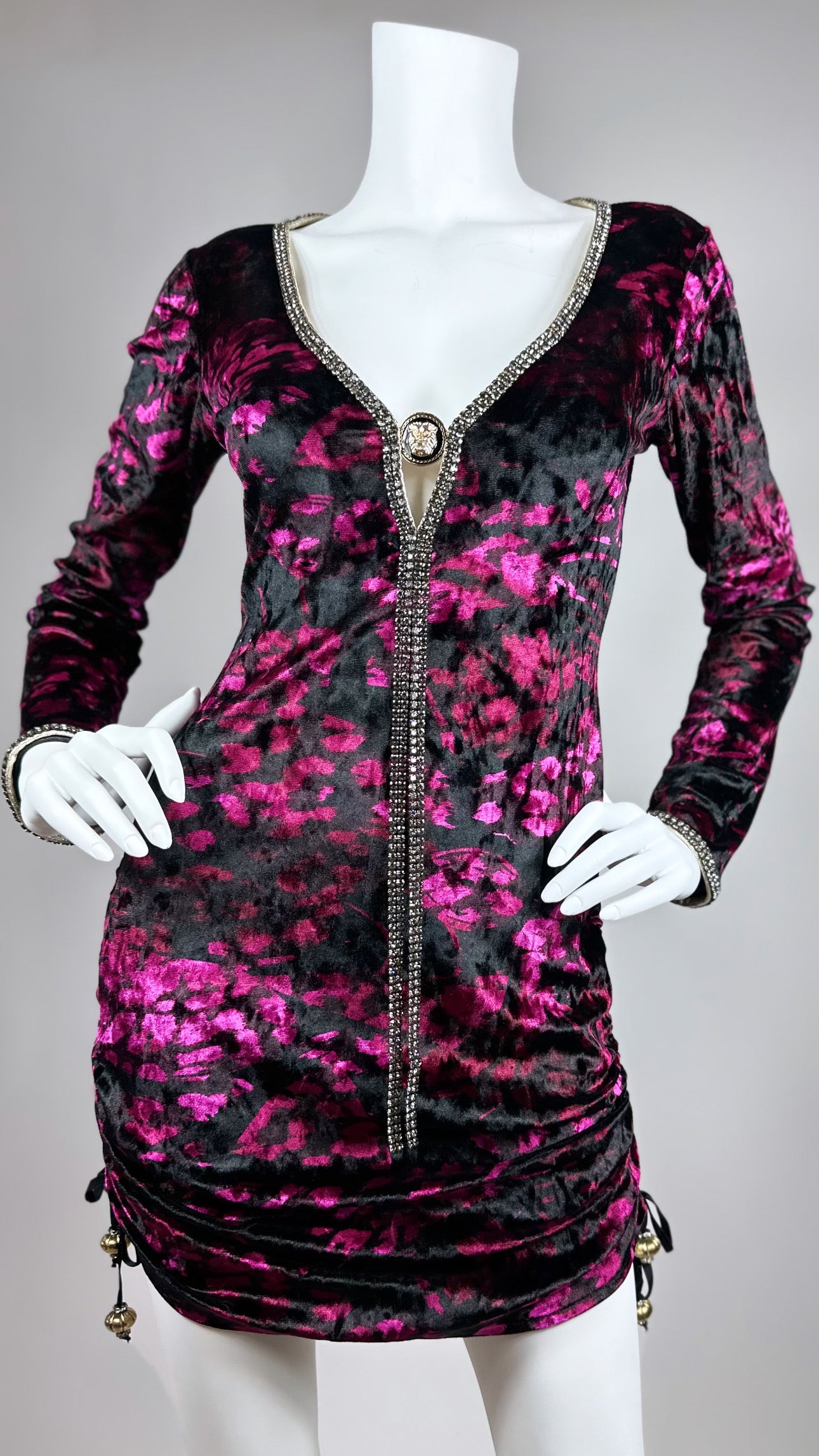 Club short dress with medallion and adjustable sides