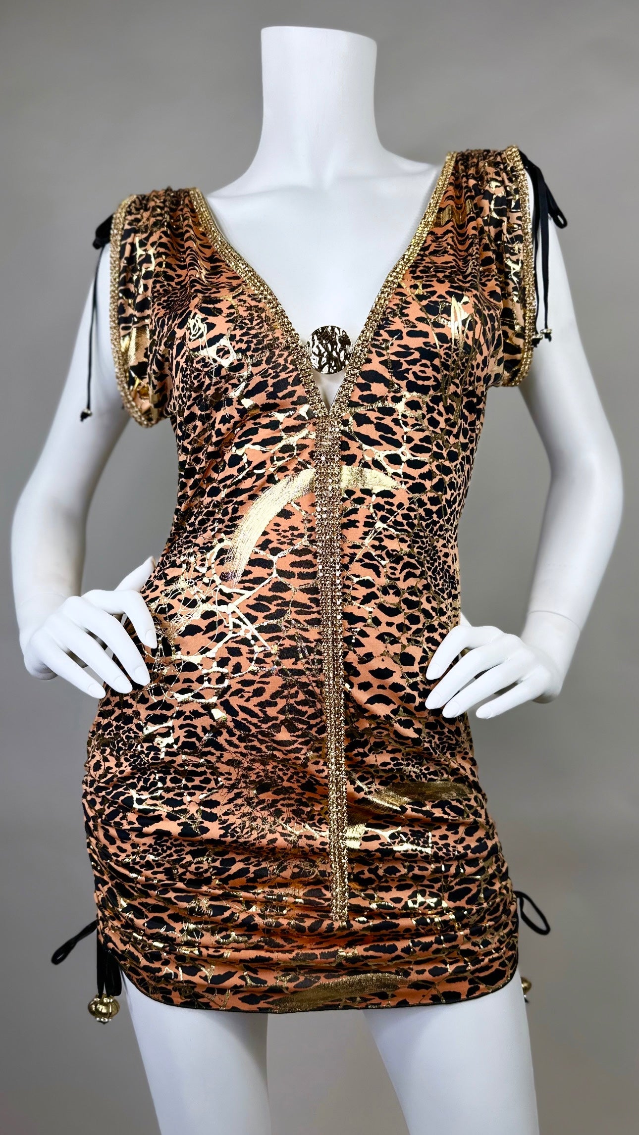 Troy short dress with medallion and adjustable sides