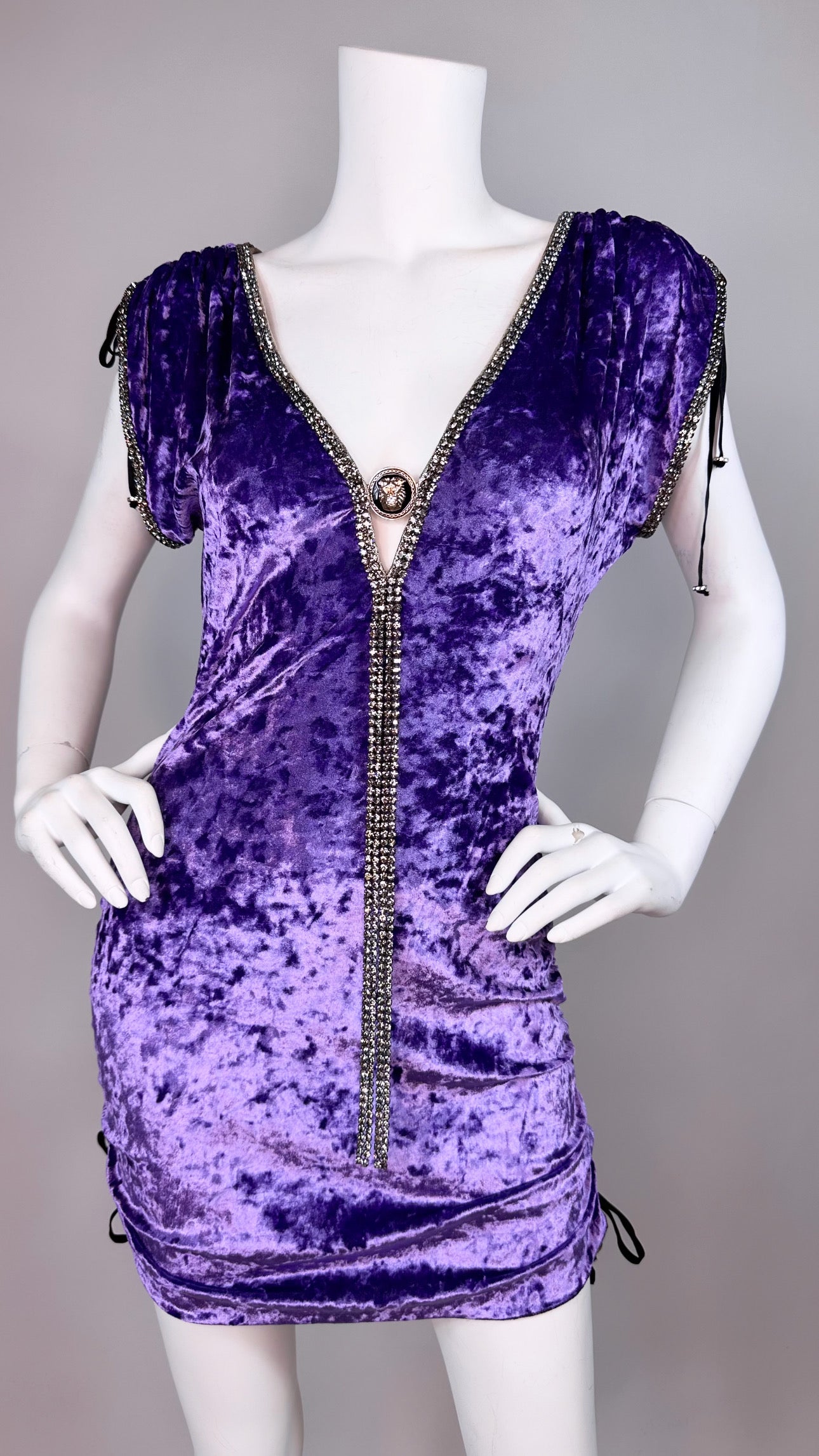 Troy short dress with medallion and adjustable sides