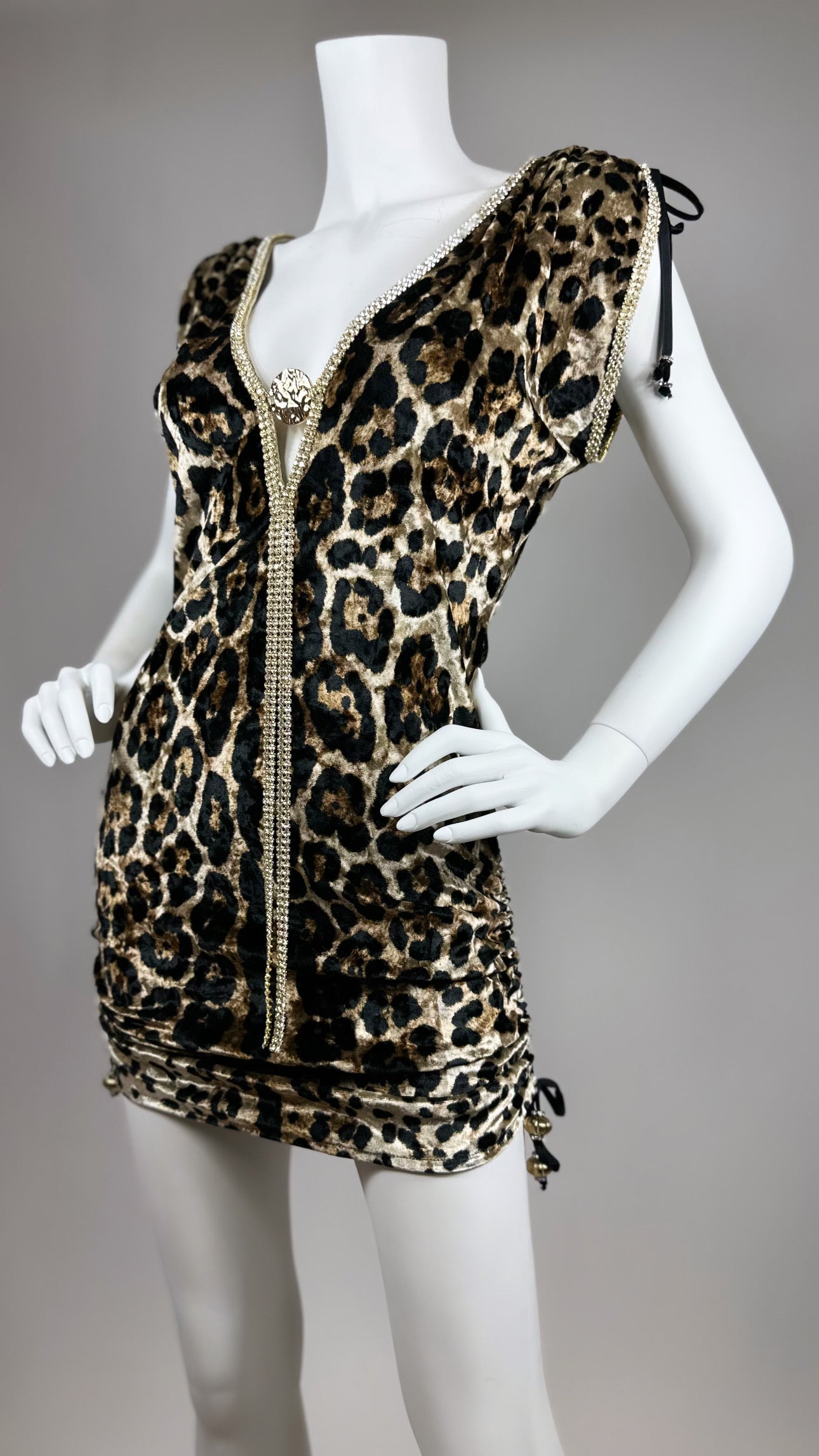 Troy short dress with medallion and adjustable sides