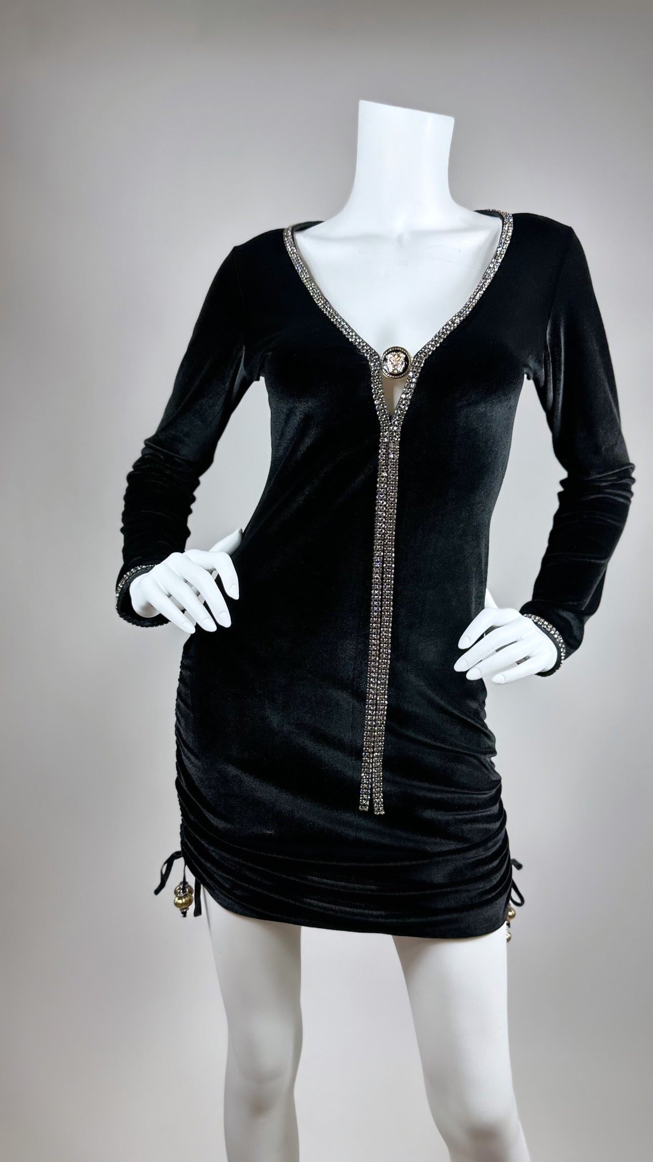 Club short dress with medallion and adjustable sides