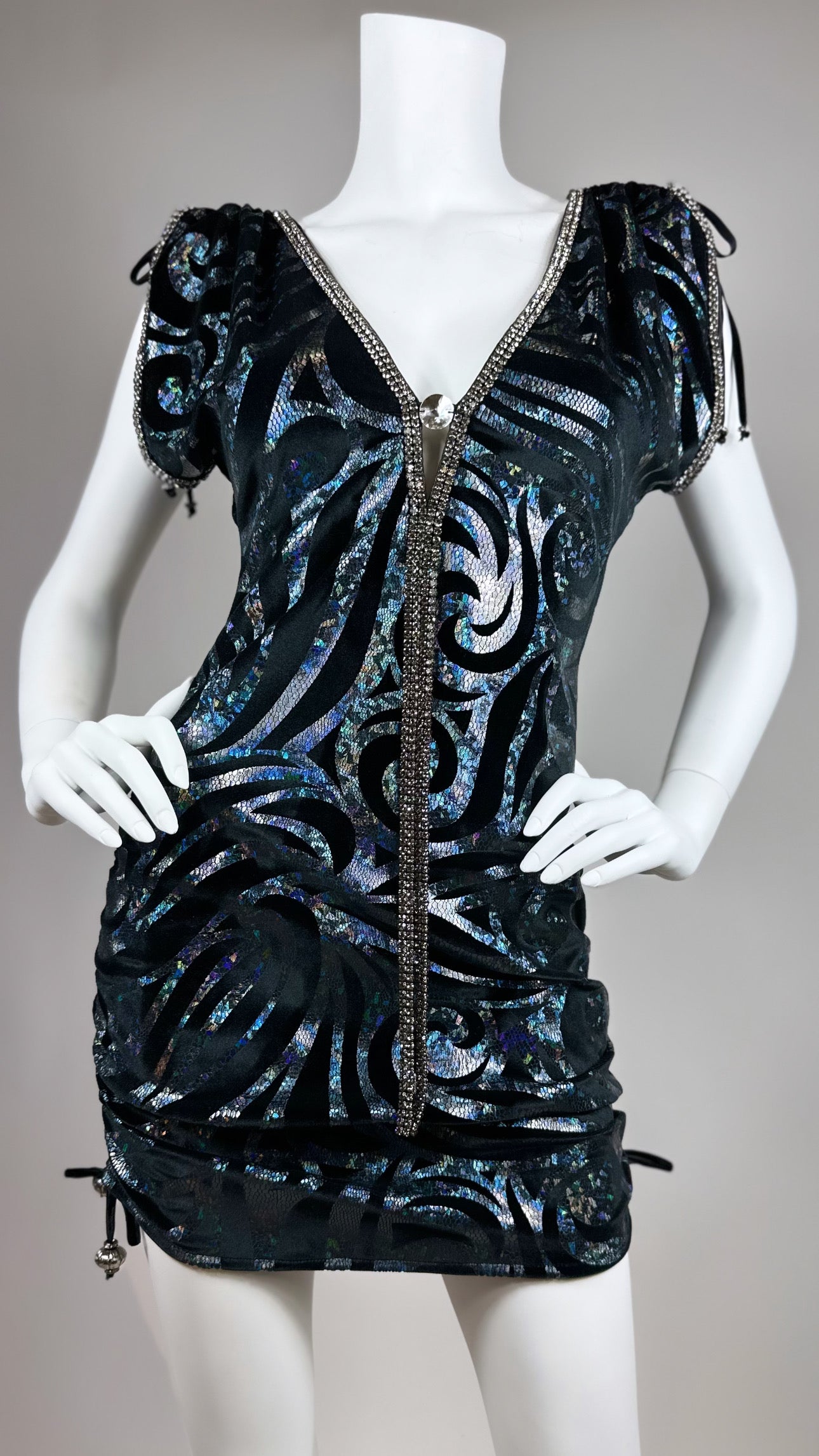 Troy short dress with medallion and adjustable sides