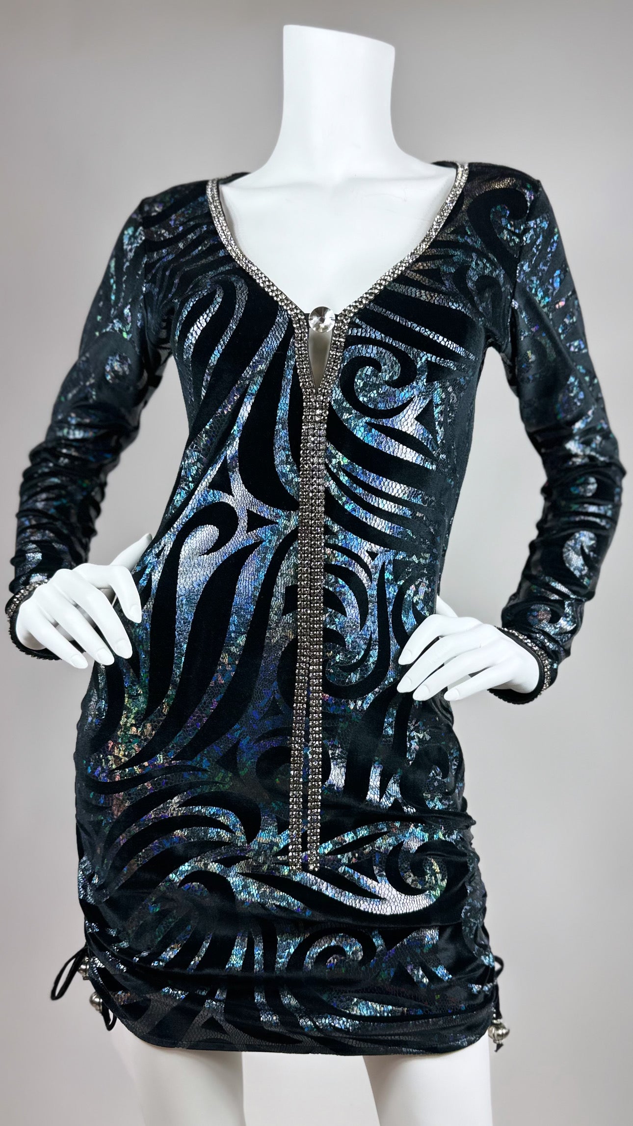 Club short dress with medallion and adjustable sides