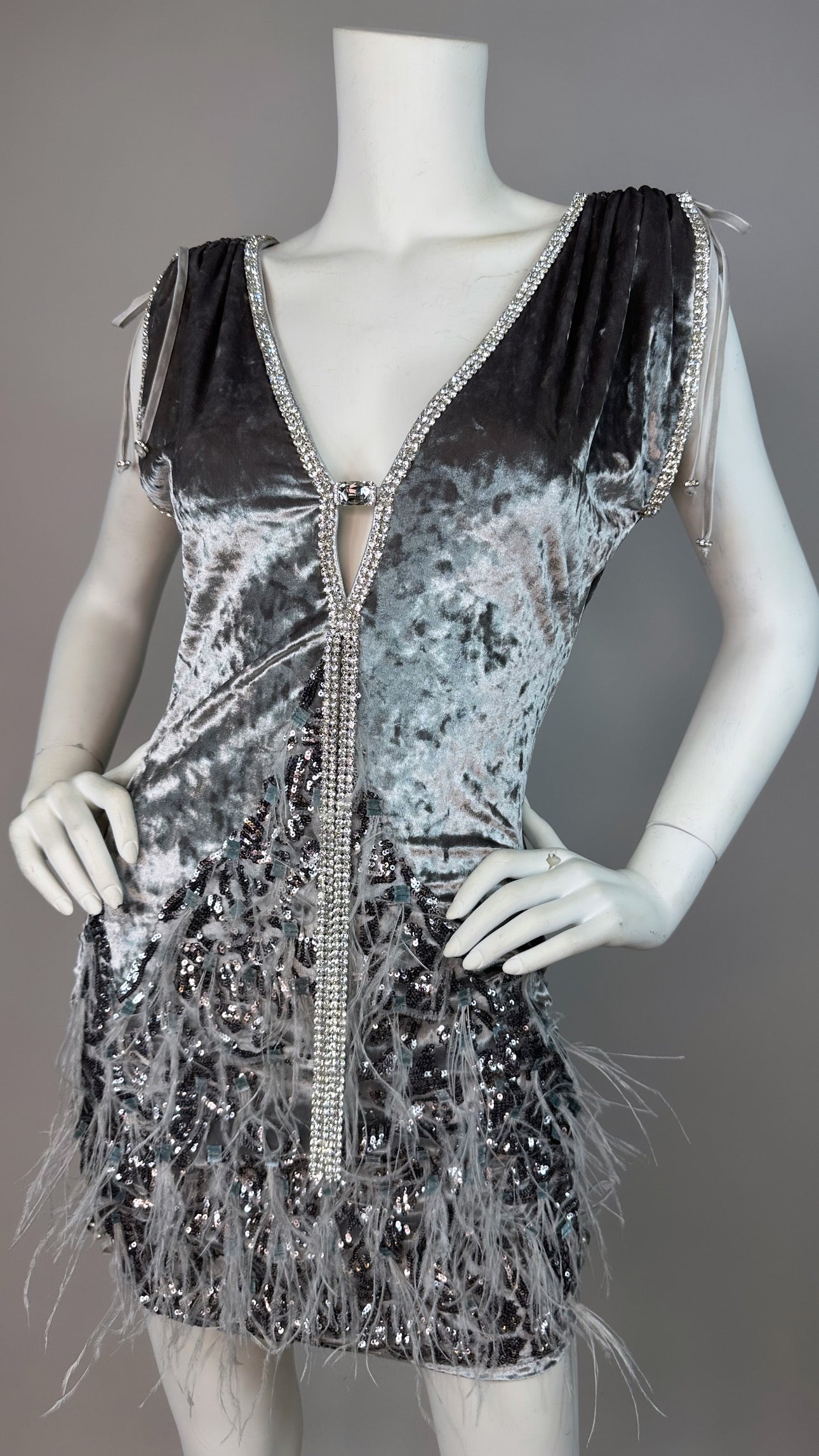 Troy short dress with medallion and adjustable sides