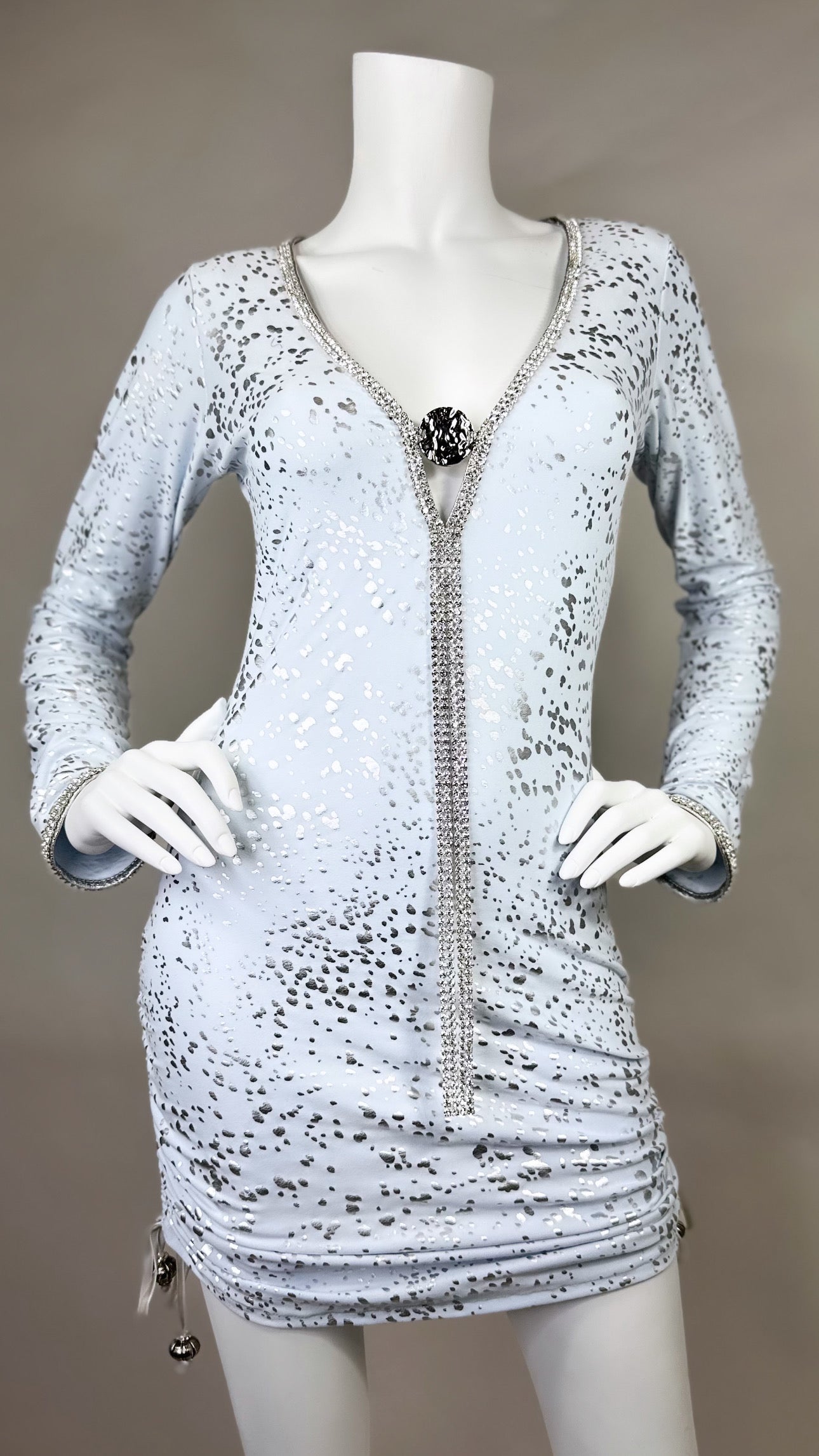 Club short dress with medallion and adjustable sides