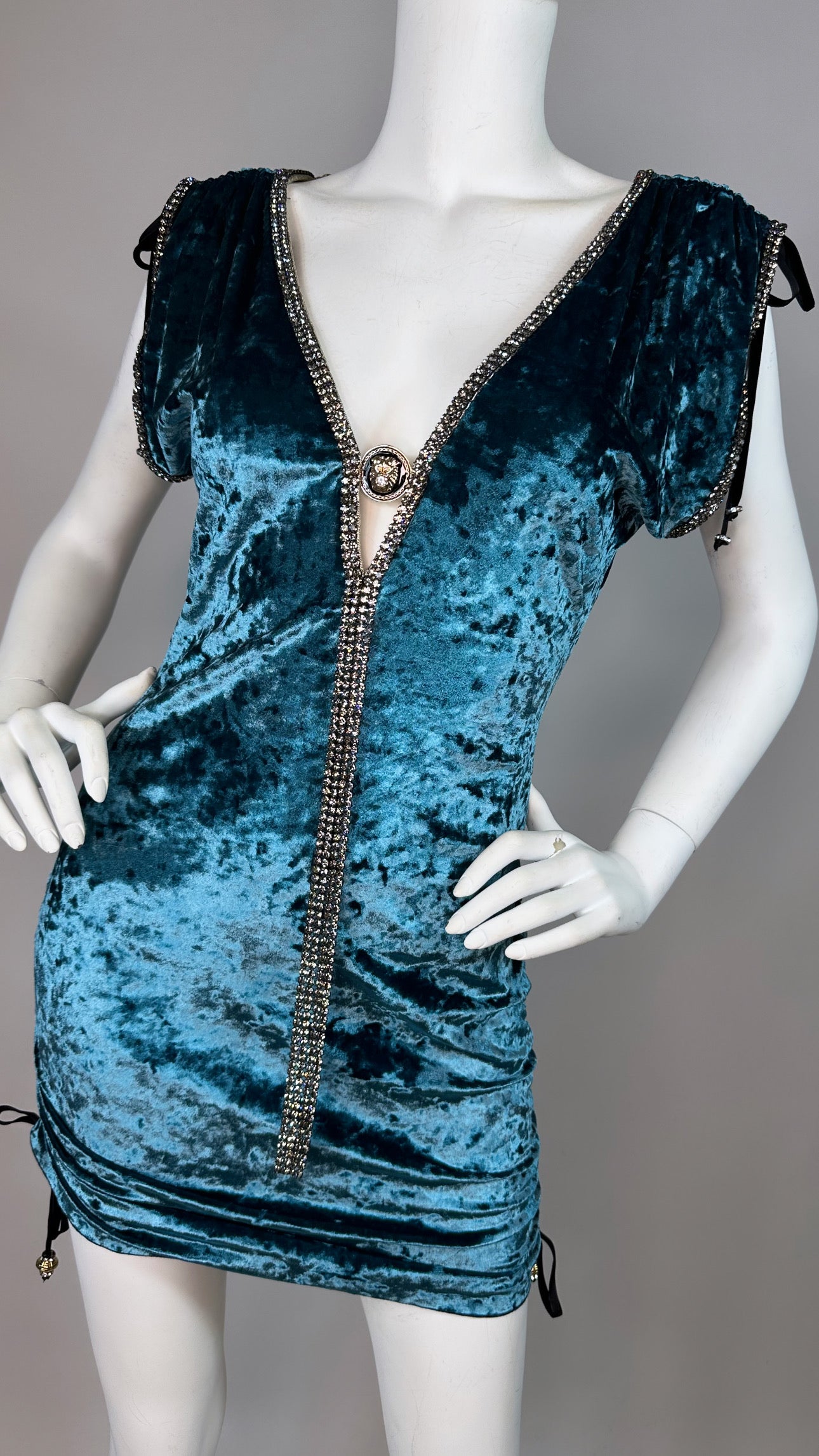 Troy short dress with medallion and adjustable sides