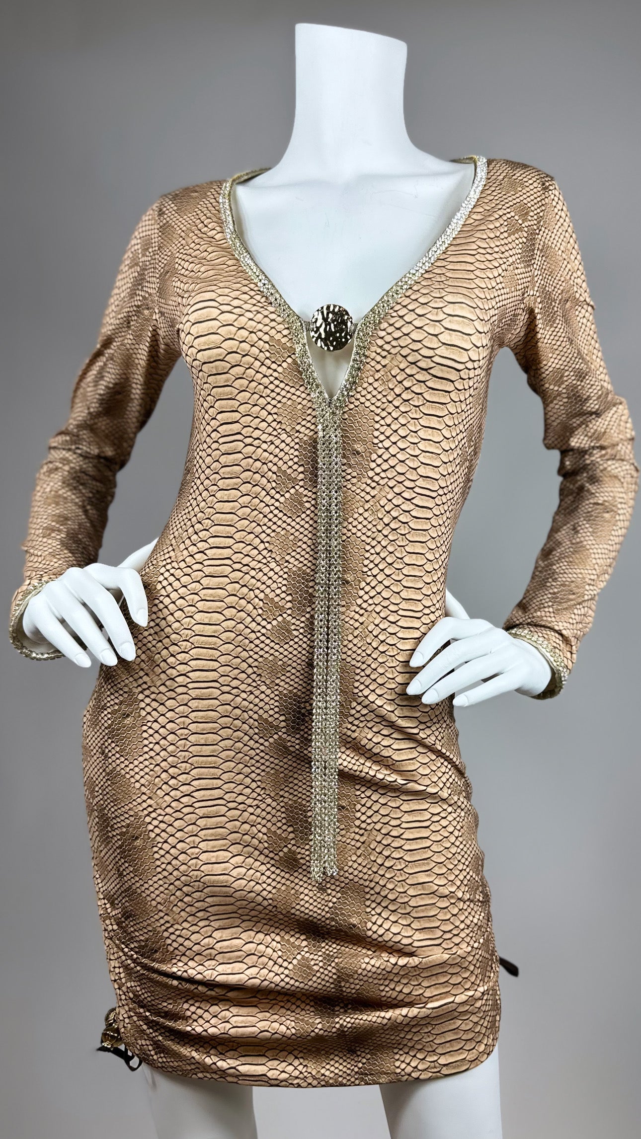 Club short dress with medallion and adjustable sides