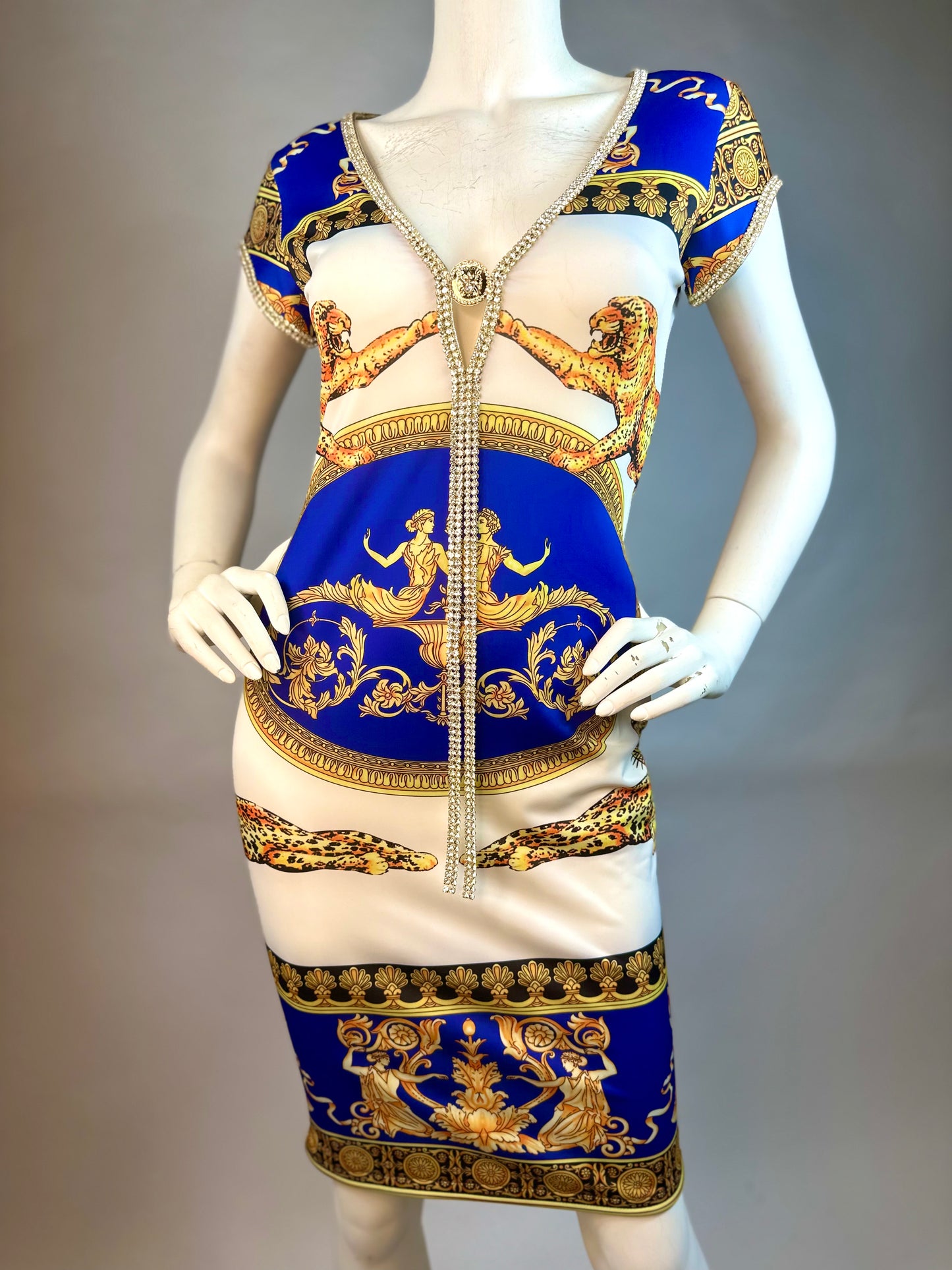 Club short dress with medallion and adjustable sides