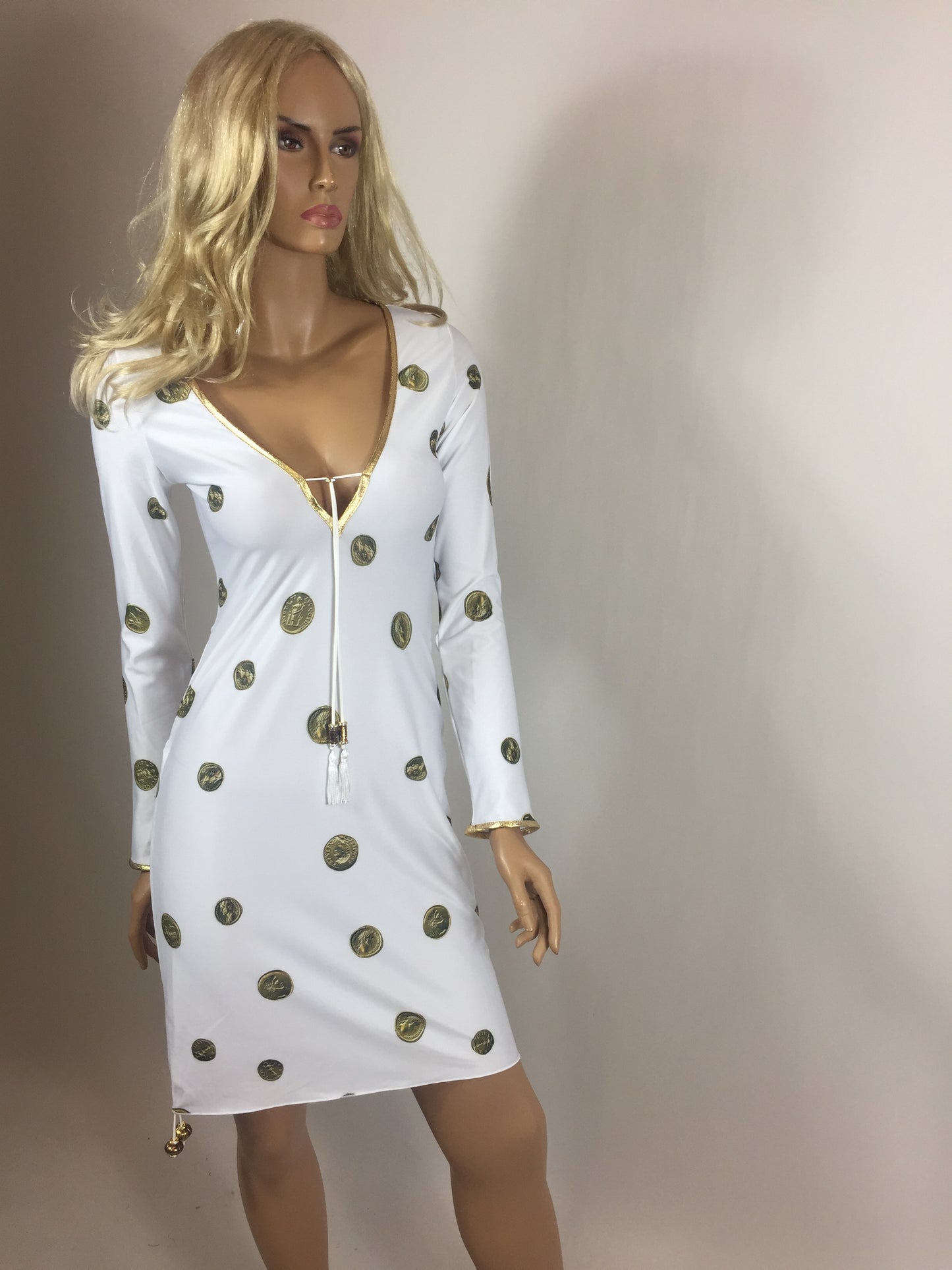 Club short dress with medallion and adjustable sides