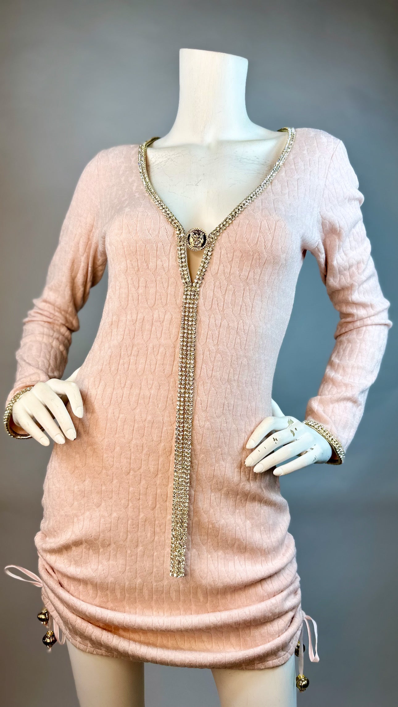Club short dress with medallion and adjustable sides