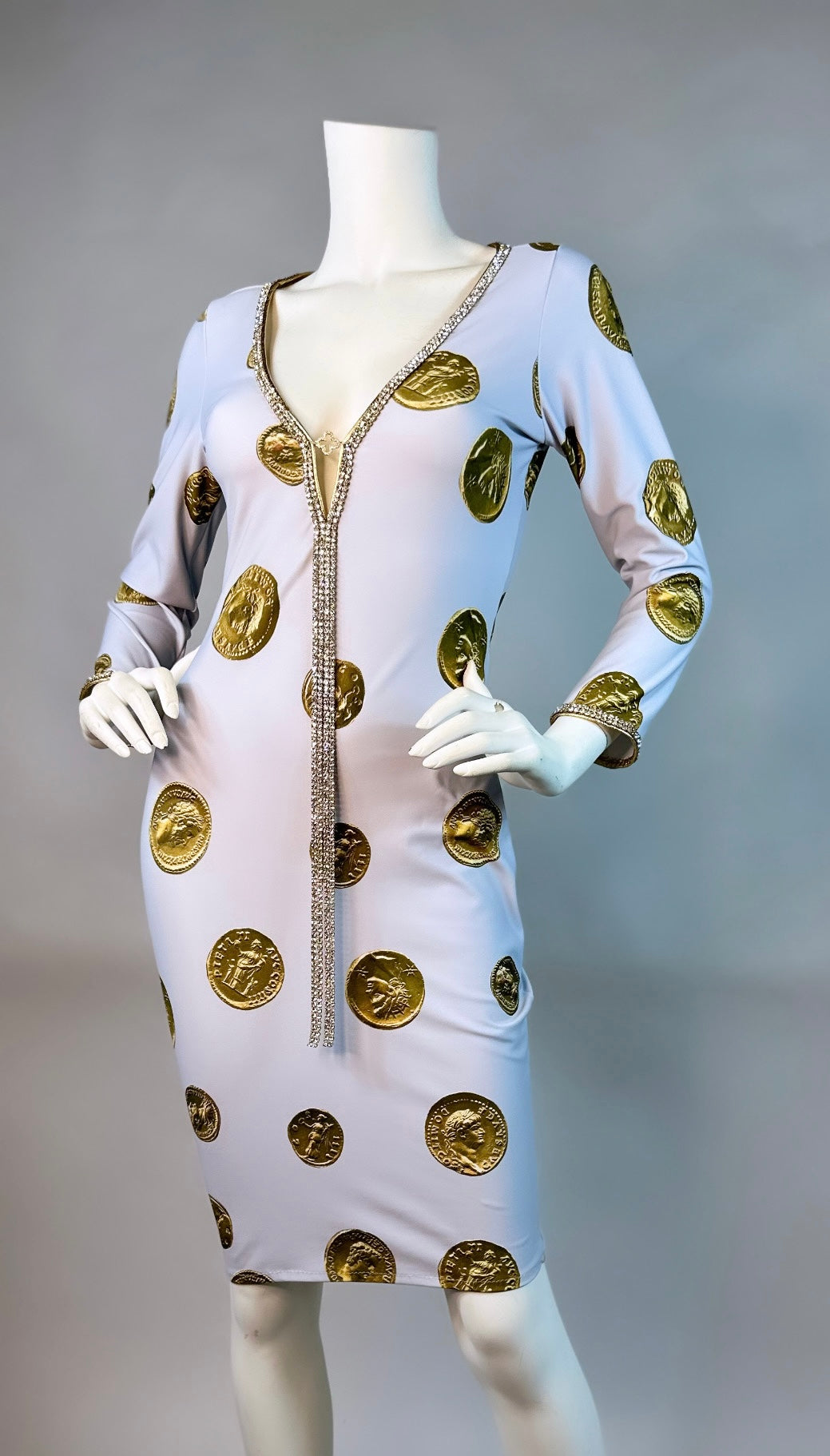 Club short dress with medallion and adjustable sides