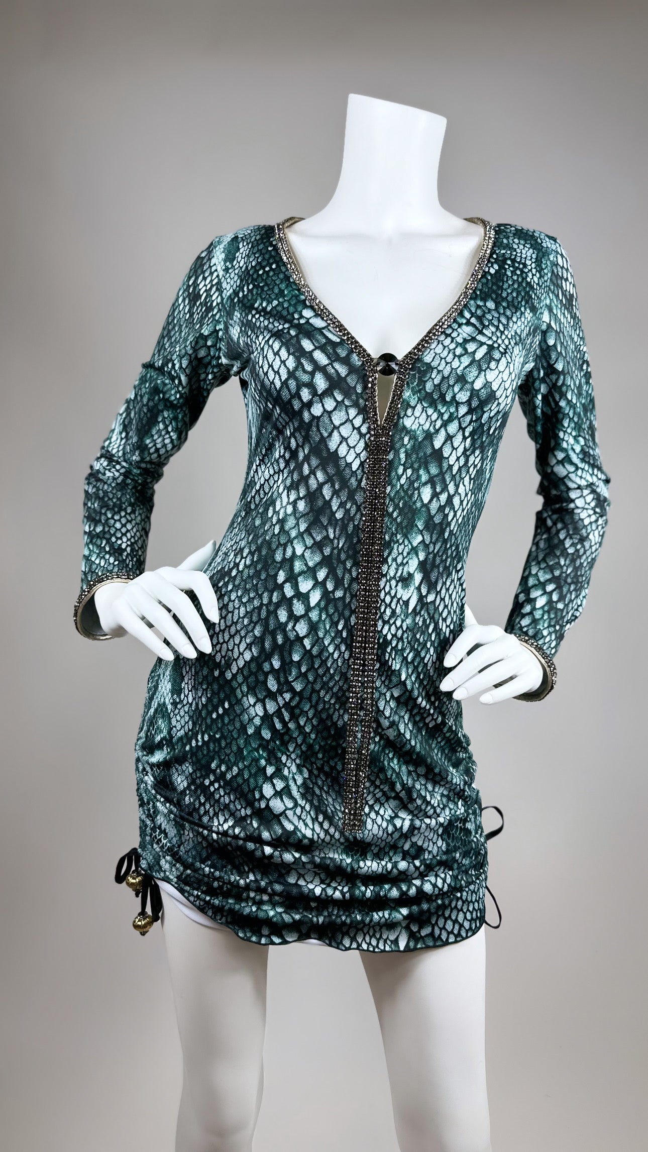 Club short dress with medallion and adjustable sides