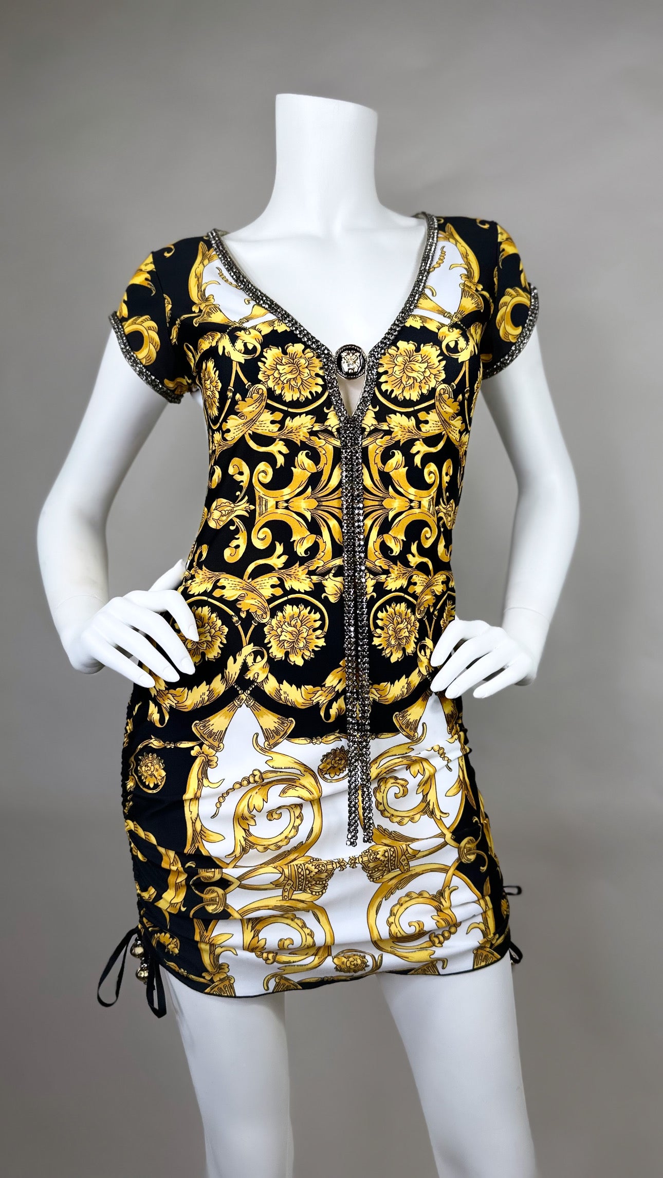 Club short dress with medallion and adjustable sides